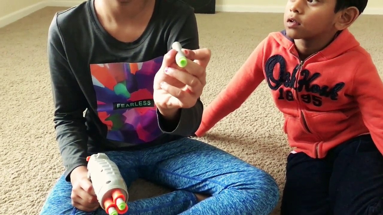 Kids play with Warrior Guns | Kids shoot darts at the Target | Kids Fun