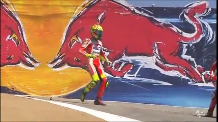 Nicky Hayden da un passaggio a Valentino Rossi