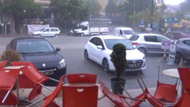 Ayvacık'ta Şiddetli Yağış Sürücülere Zor Anlar Yaşattı