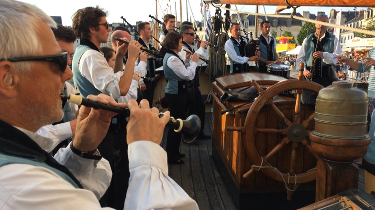 Semaine du Golfe: le Bagad de Vannes fait son show