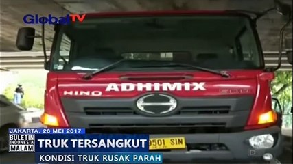 Gegara Tidak Ada Rambu, Sebuah Truk Molen Tersangkut di Kolong Jembatan Trisakti