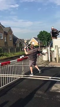 Un cycliste impatient passe les barrières d'un passage niveau alors qu'un train arrive !