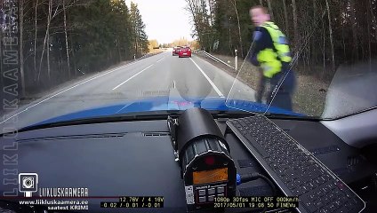 Un policier estonien balance une herse pour stopper un chauffard !