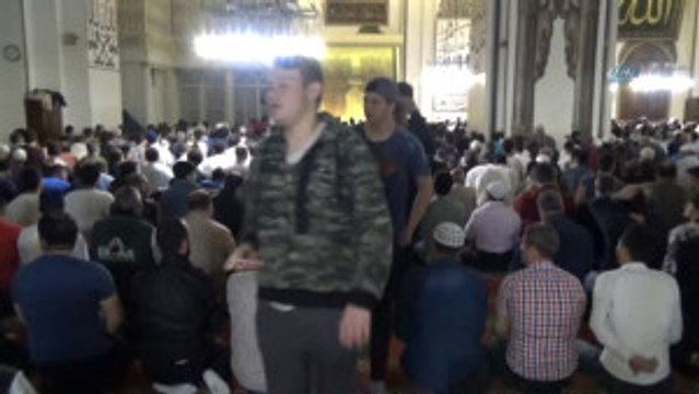 Bursa Ulu Cami'de İlk Teravih Namazı