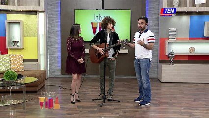 Vale Rosales cantando en La Buena Vida