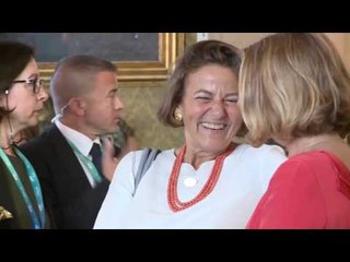 Le consorti e i consorti dei Leader del G7 firmano il libro degli ospiti