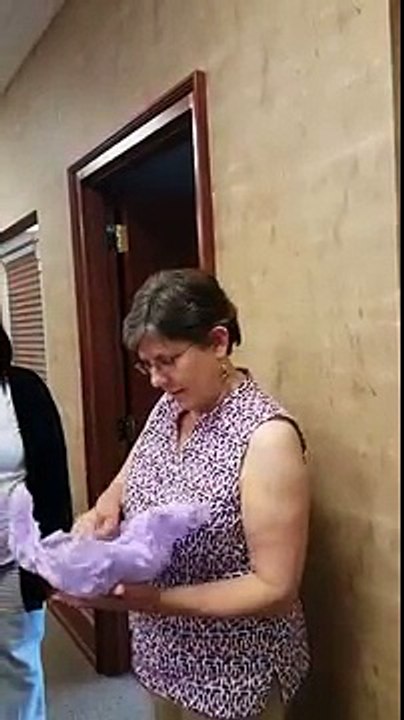 Sa fille adopte dans le plus grand des secrets... Regardez bien sa réaction quand elle réalise qu'elle est grand-maman!