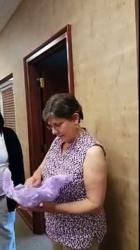 Sa fille adopte dans le plus grand des secrets... Regardez bien sa réaction quand elle réalise qu'elle est grand-maman!