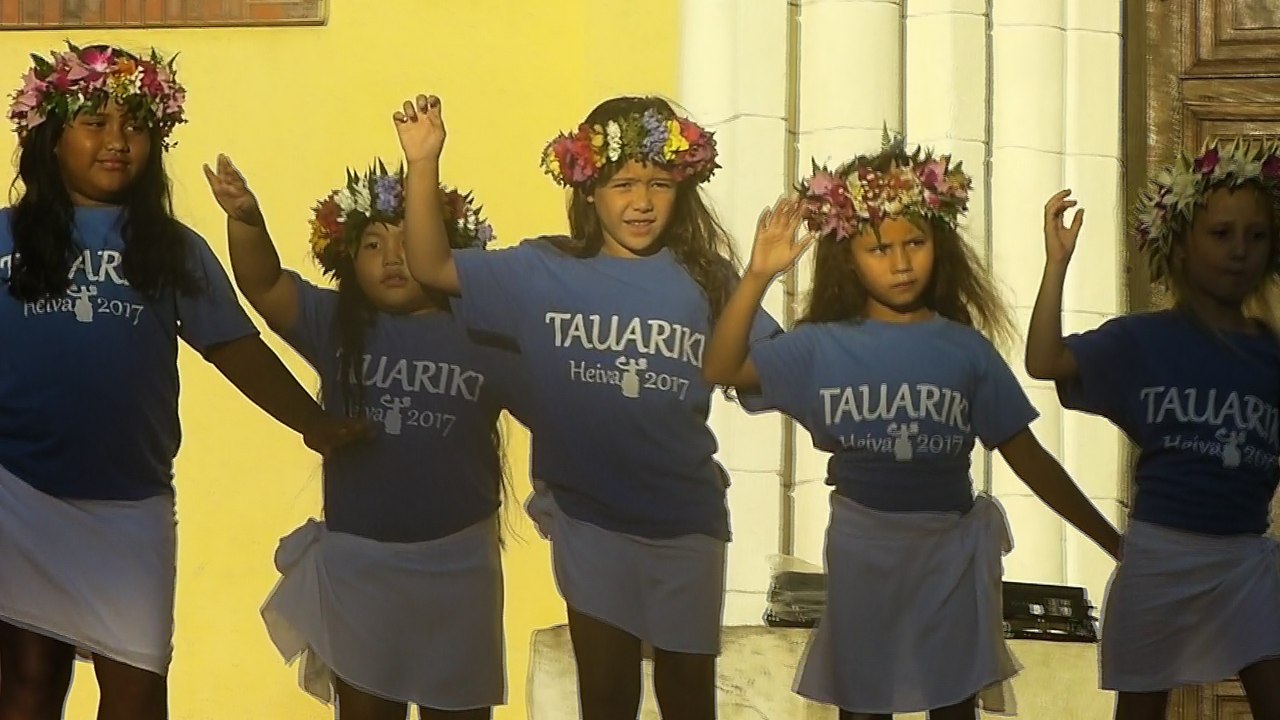 J'ai filmé avant-hier ce Groupe de jeunes Danseuses juste devant la Cathédrale de Papeete !.. Regardez les "petites" !..
