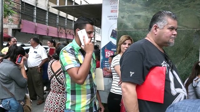 Largas filas en la oficina de pasaportes