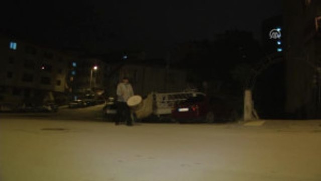 Sahura Davulcuların Manileriyle Uyandılar