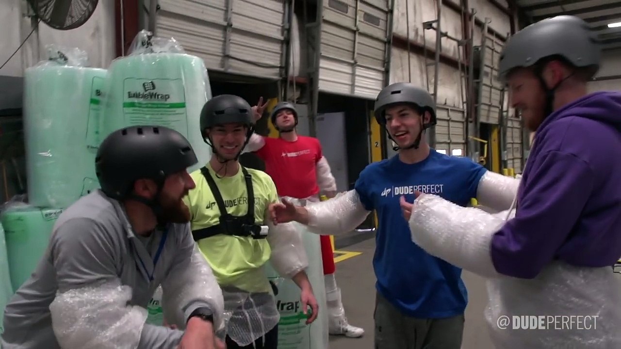 Bubble Wrap Battle _ Dude PerfectLoaEy7CCC1E(000306.236000400.008