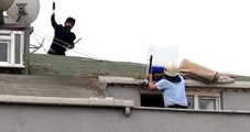 Çatıya Çıkarak Araçların Üzerine Kiremit Fırlatan Şahıs, 6 Saatte Yakalandı