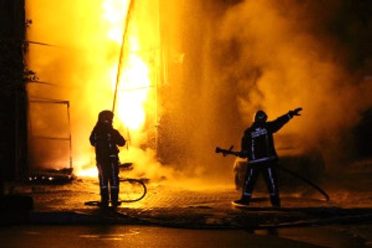 Bağcılar'da Doğalgaz Patladı, Paniğe Kapılan Mahalleli Sokağa Döküldü