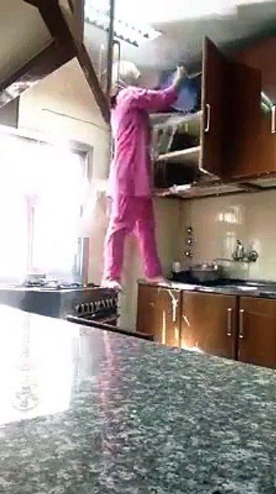 Il découvre que sa femme de ménage fait le ménage n'importe comment... FLAG