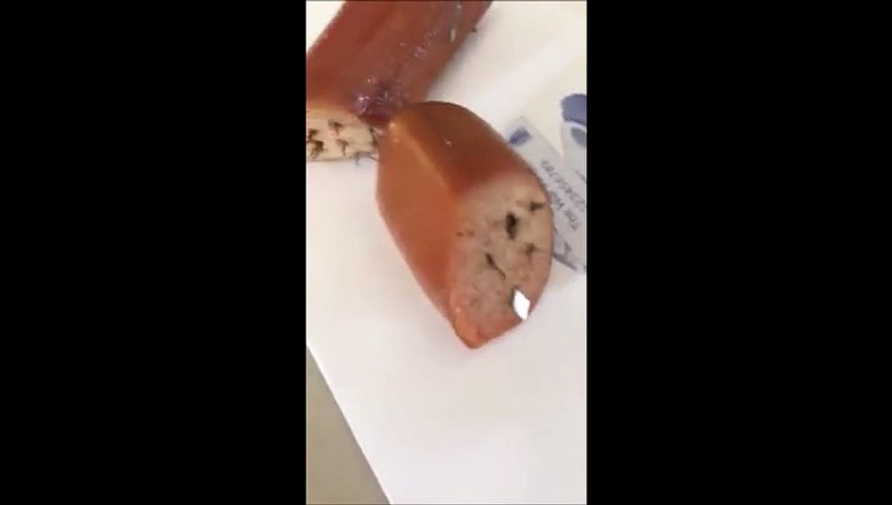 Il découvre dans son jardin une saucisse piégée avec des lames de rasoir pour tuer son chien