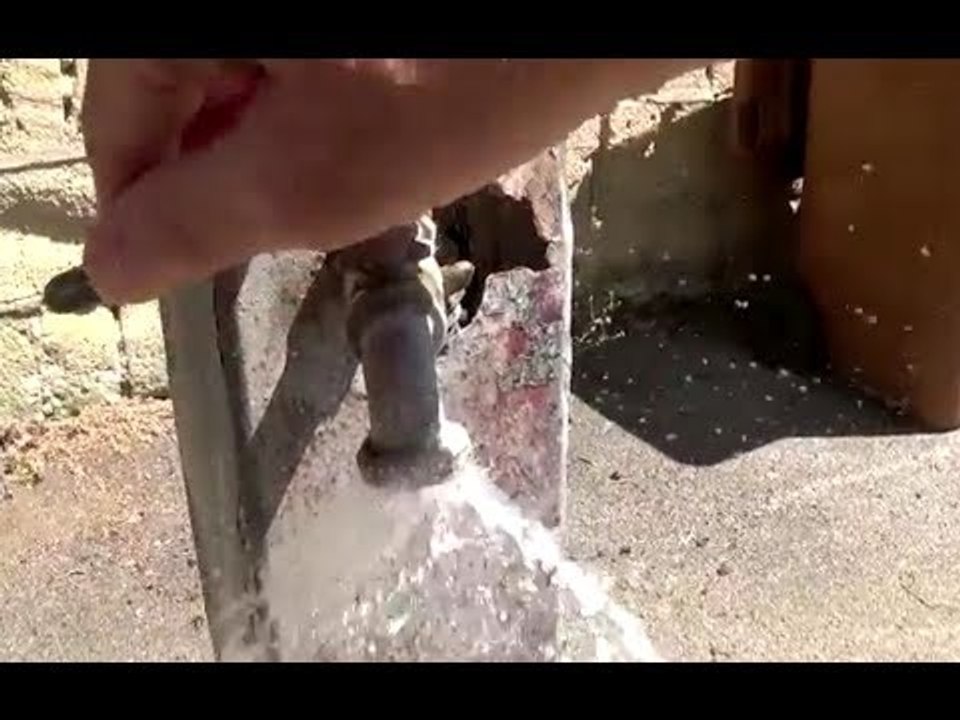 Aversa (CE) - Acqua, al cimitero sembra non essere un bene prezioso (26.05.17)