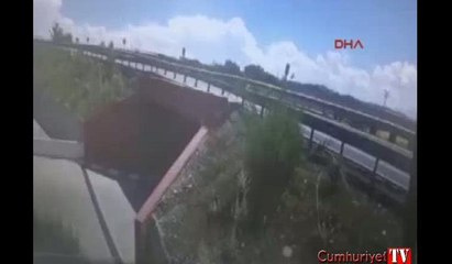 Beton mikserinin köprülü kavşaktan düşme anı kamerada