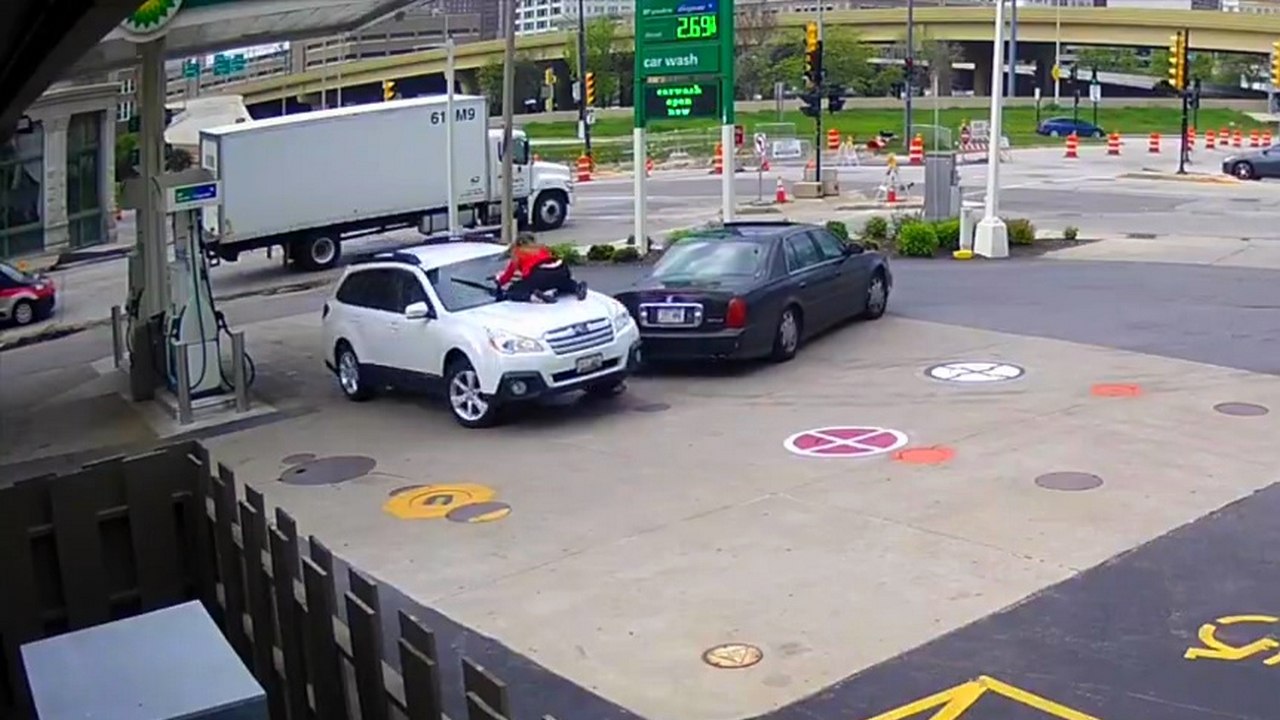 Elle saute sur le capot de sa voiture pour empêcher de se la faire voler