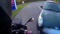 Un motard se fait couper la route par une automobiliste