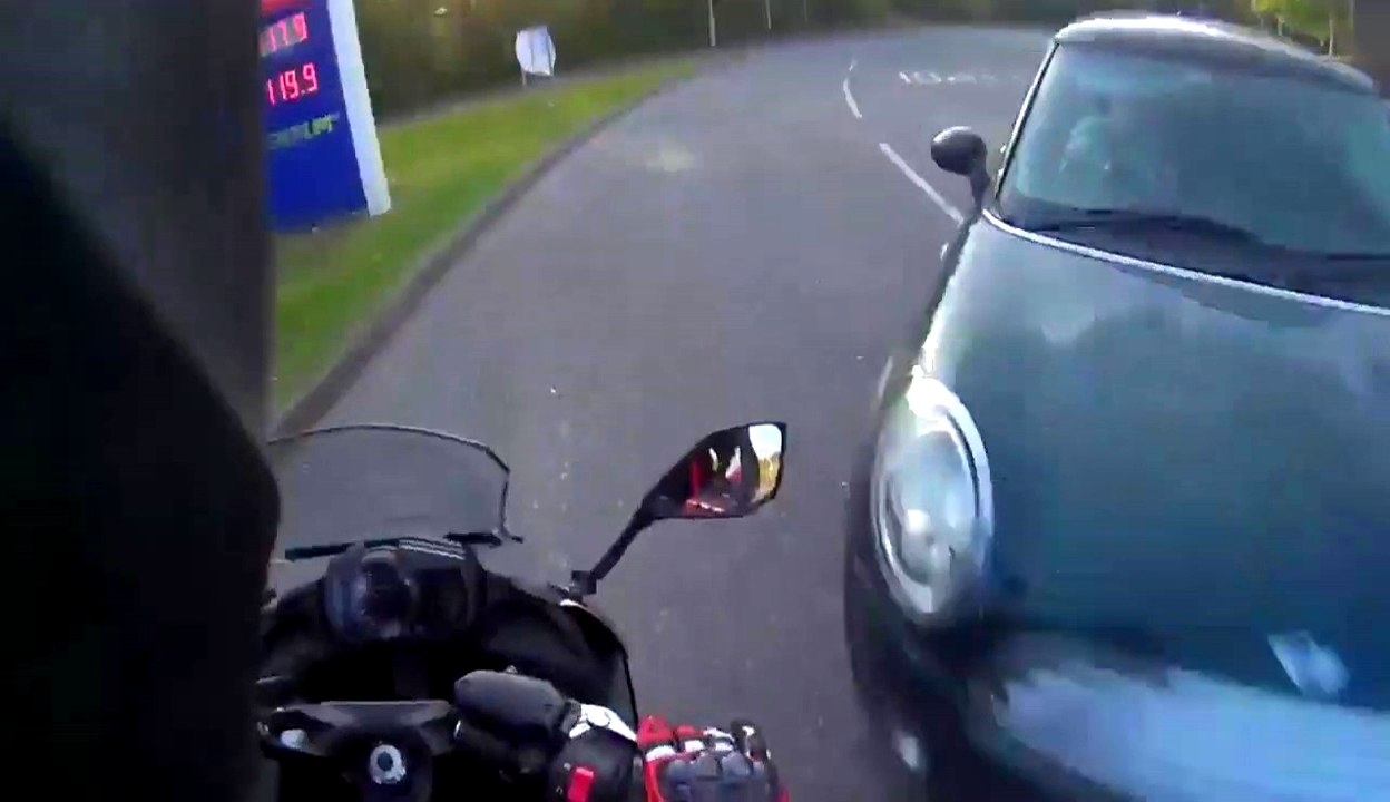 Un motard se fait couper la route par une automobiliste