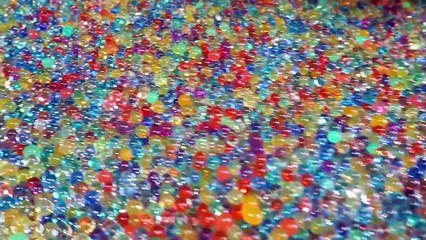 ORBEEZ CHALLENGE GÉANT ! Chasse aux Surprises dans 1 MILLION D’ORBEEZ -)