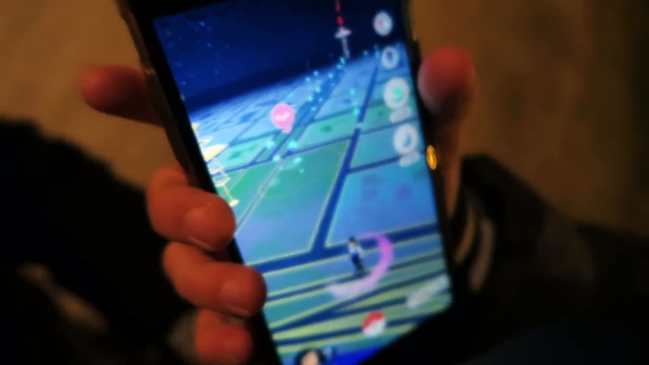 VLOG - On a attrapé le Pikachu de Noël ! - Chasse Pokémon Go