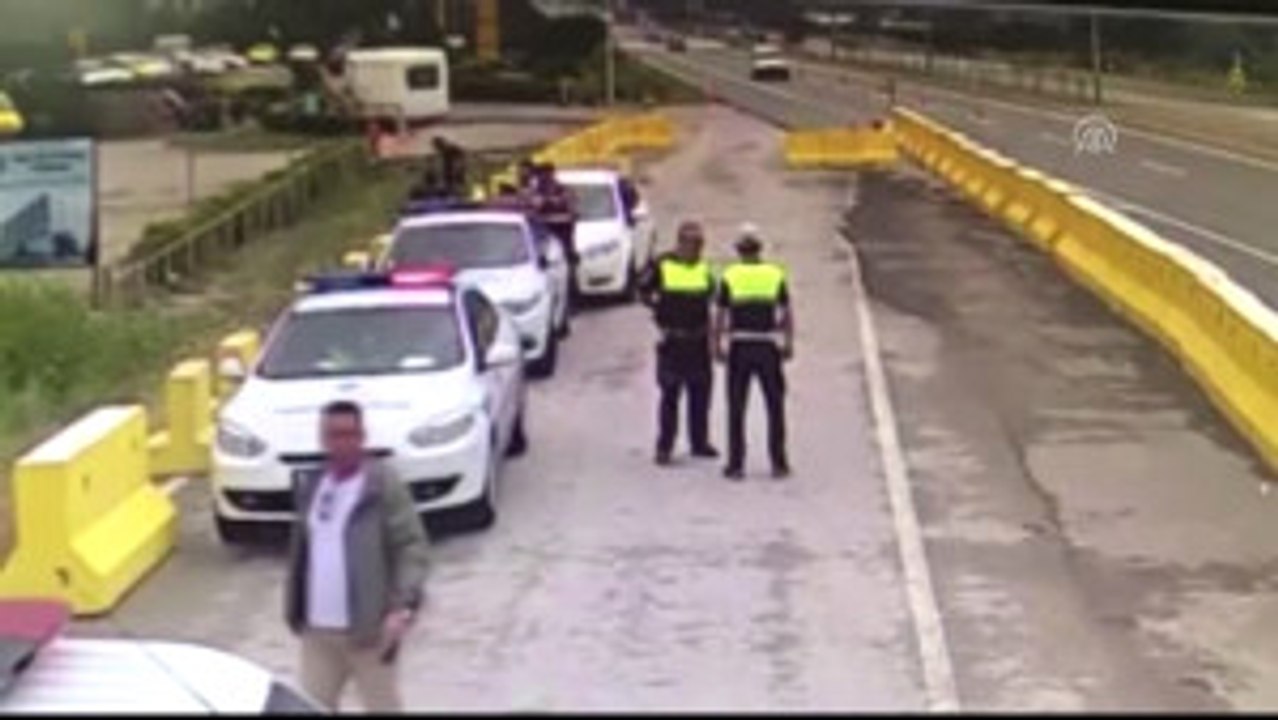 Hafif Ticari Araç Beton Bariyerlere Çarptı: 2 Yaralı