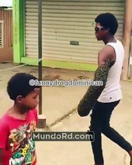 Joven muy loco con la mano llena de abejas INCREIBLE