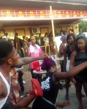 Fijate cuantas mujeres monta este hombre en esta bicicleta durante esta fiesta