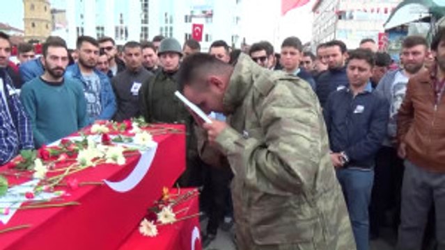 Hakkari'deki Terör Saldırısı - Şehit Uzman Çavuş Peker'in Cenazesi Toprağa Verildi (2)
