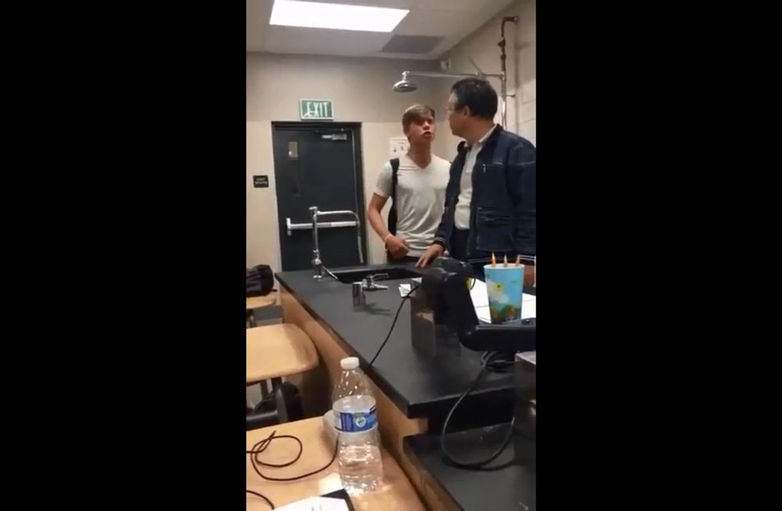 Un lycéen énervé contre son prof.