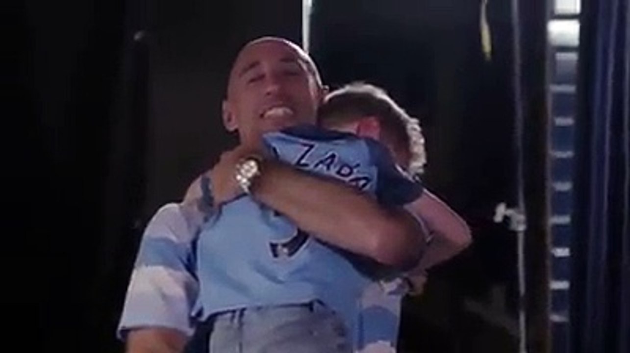 Zabaleta está de saída do City e foi ao hospital despedir-se de um fã especial