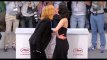 Festival Cannes 2017 : Eva Green et Emmanuelle Seigner s'embrassent sur le tapis rouge (vidéo)