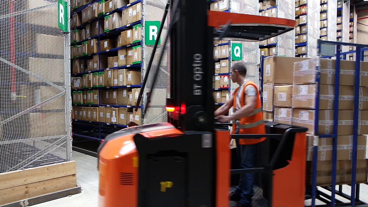 Préparateur de commandes - Entrée du préparateur de commandes dans une allée