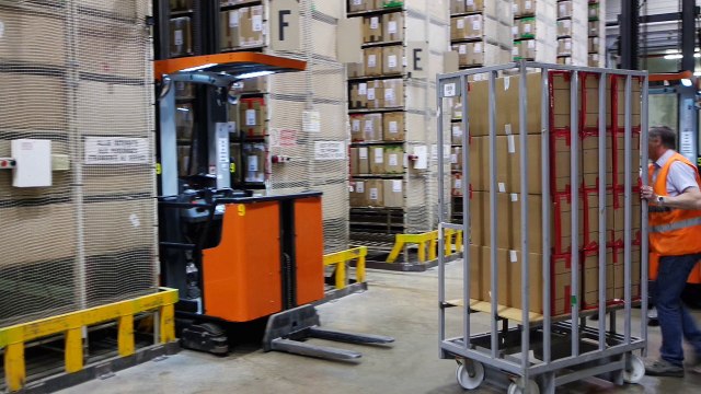 Préparateur de commandes - Chargement d'un caddie et départ du préparateur de commandes