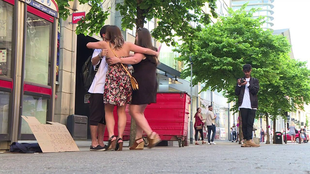 Manchester: Muslim bietet Umarmung gegen den Hass