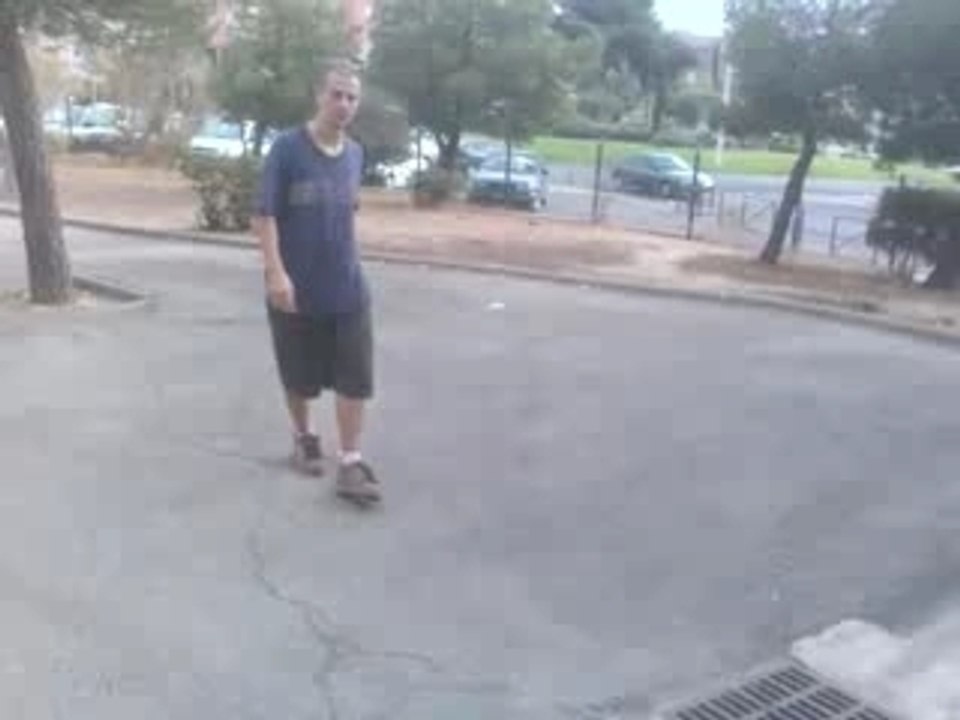 r3mi : coup de pieds a la lune vrillé