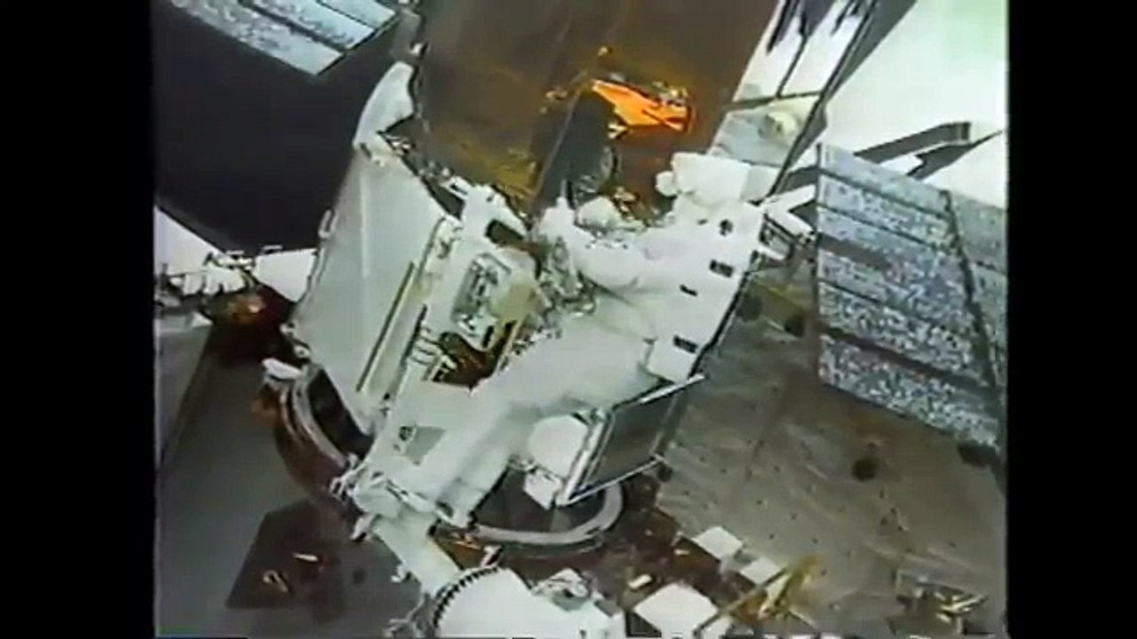 Nasa Caught Redhanded in a Pool Faking Space - Flat Earth