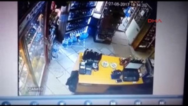 Manisa'da 5.2 Büyüklüğünde Deprem Güvenlik Kamerasına Böyle Yansıdı