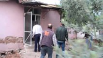 Manisa'da Deprem - Gölmarmara Kaymakamı Şener, Hasar Gören Evlerde Inceleme Yaptı