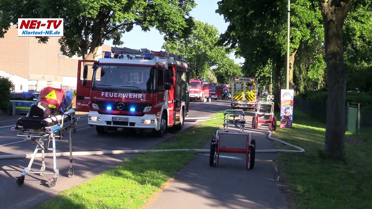 2017-05-27 Meerbusch: Hausbrand in Osterath - Krefelder Straße gesperrt