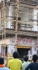 एक लड़का लटक गया १०००० वोल्टेज के तारो पर क्या हसर हुआ इसका देखे वीडियो और लिखे और शेयर करना न भूले