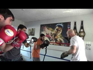john pullman working mitts with 3 fighters at once EsNews Boxing
