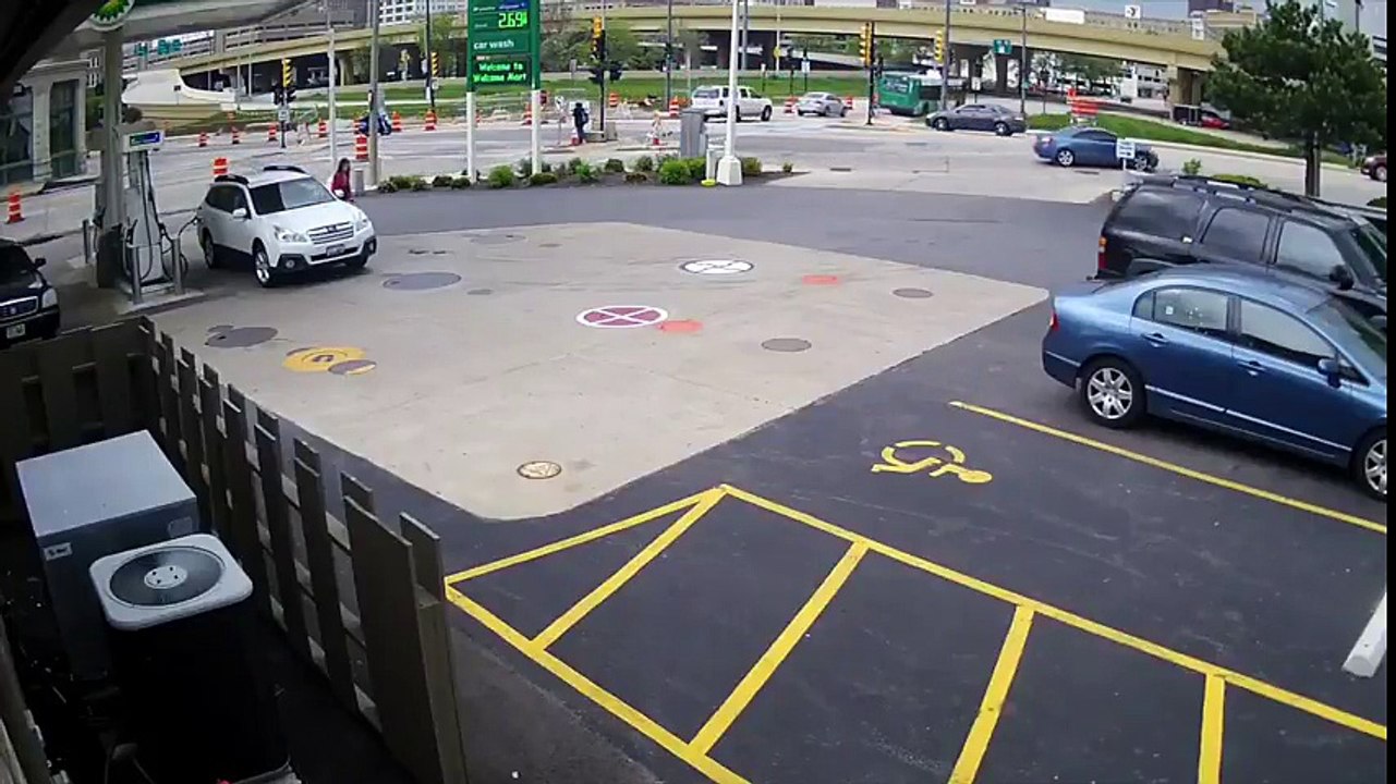USA: Elle saute sur le capot pour empêcher le vol de sa voiture