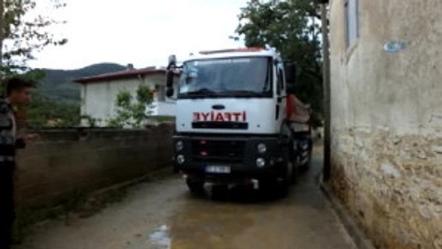 Burhaniye' de Mahalleyi Sel Bastı 50 Keçi Telef Oldu