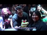 Oscar De La Hoya makes the day of a lady for her birthday!!! EsNews Boxing