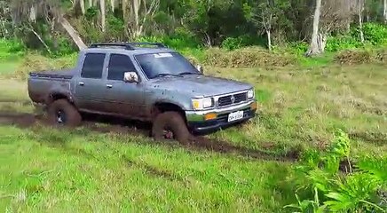L'auto si blocca nel fango e quando arrivano i "soccorsi" è ancora peggio!