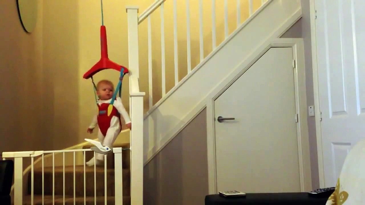 Ce bébé parodie Mission Impossible et Tom Cruise