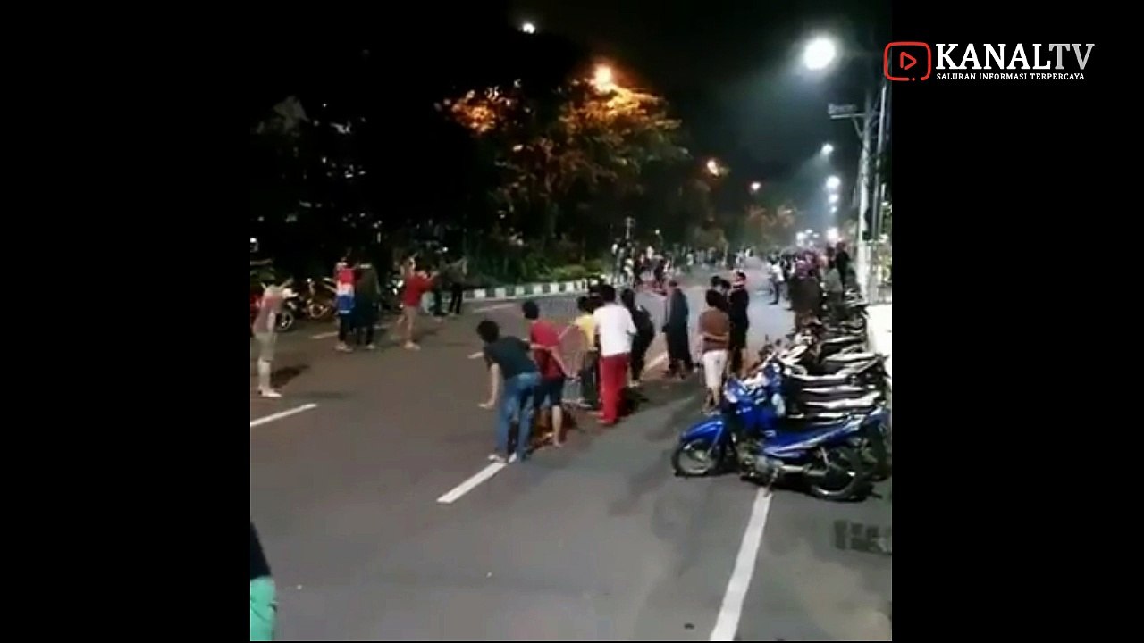 Sosok Pocong yang Terekam Sedang Berdiri Di Atas Motor